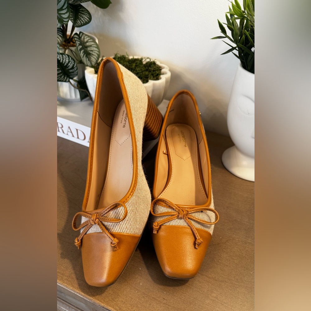 Liz Claiborne Tan and Cream Flats with Bow Detail - Picture 9 of 9